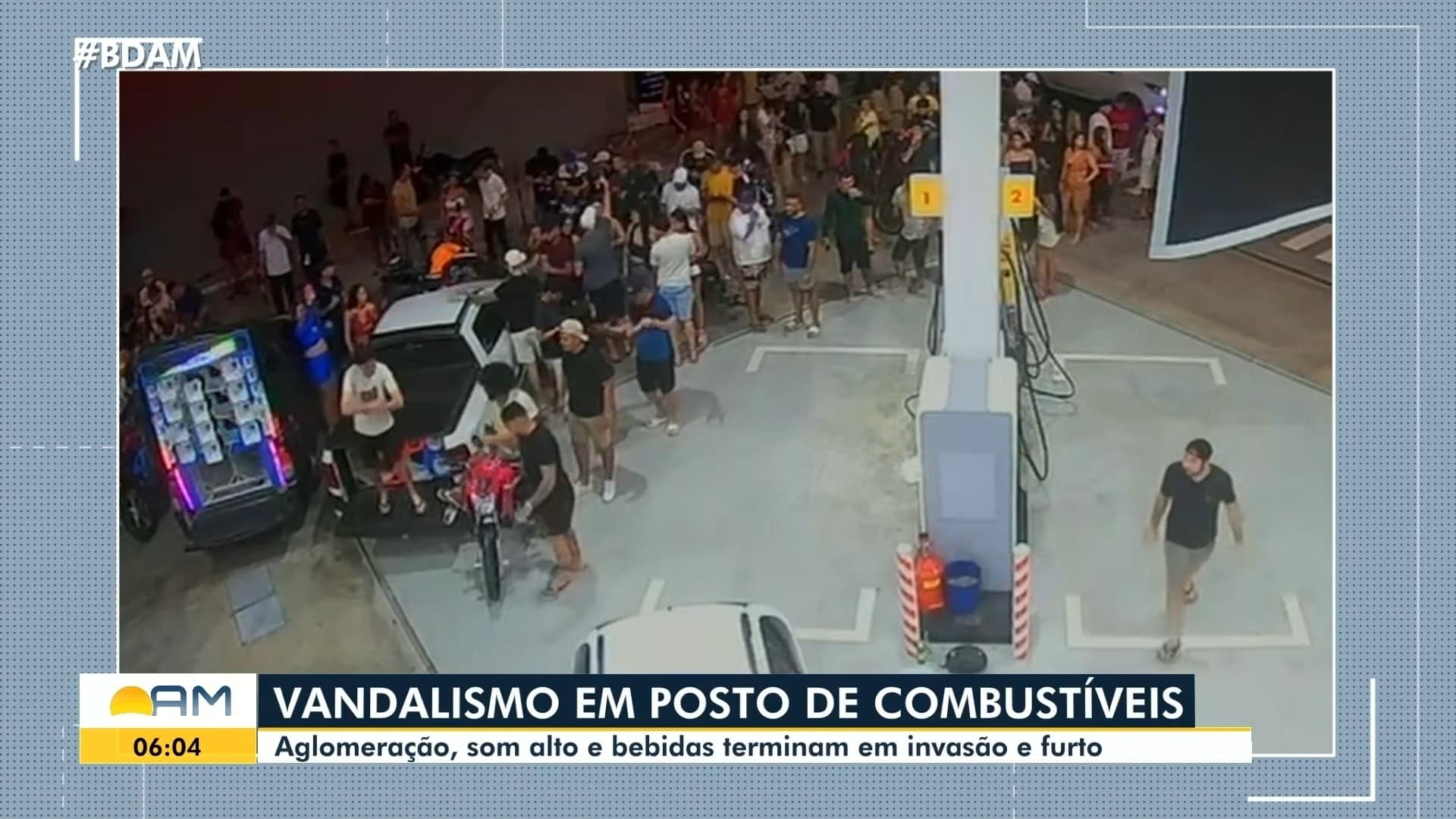 Carros e ônibus formam fila em avenida alagada de Manaus durante chuva da manhã.