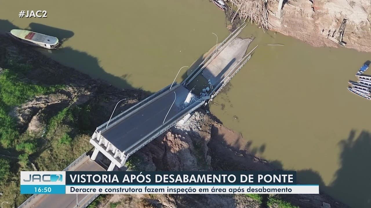 Morador retira água de dentro de casa com balde em bairro de Rio Branco após chuva forte.