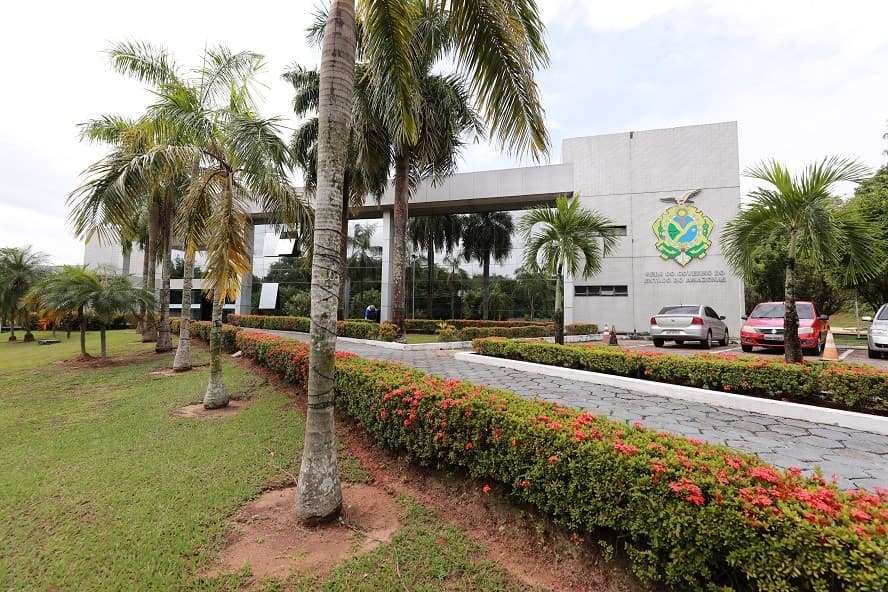 Prédio da Assembleia Legislativa do Amazonas (Aleam) visto de baixo, com céu nublado em Manaus.