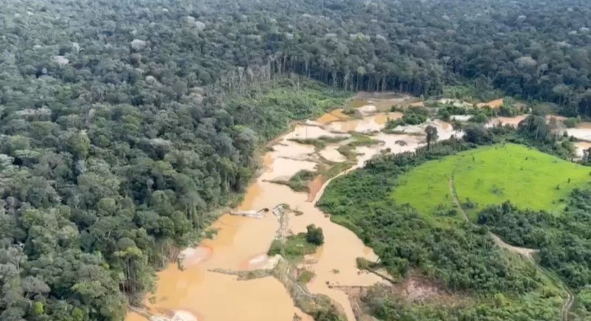 Escavadeira destruída pela Polícia Federal em floresta amazônica.