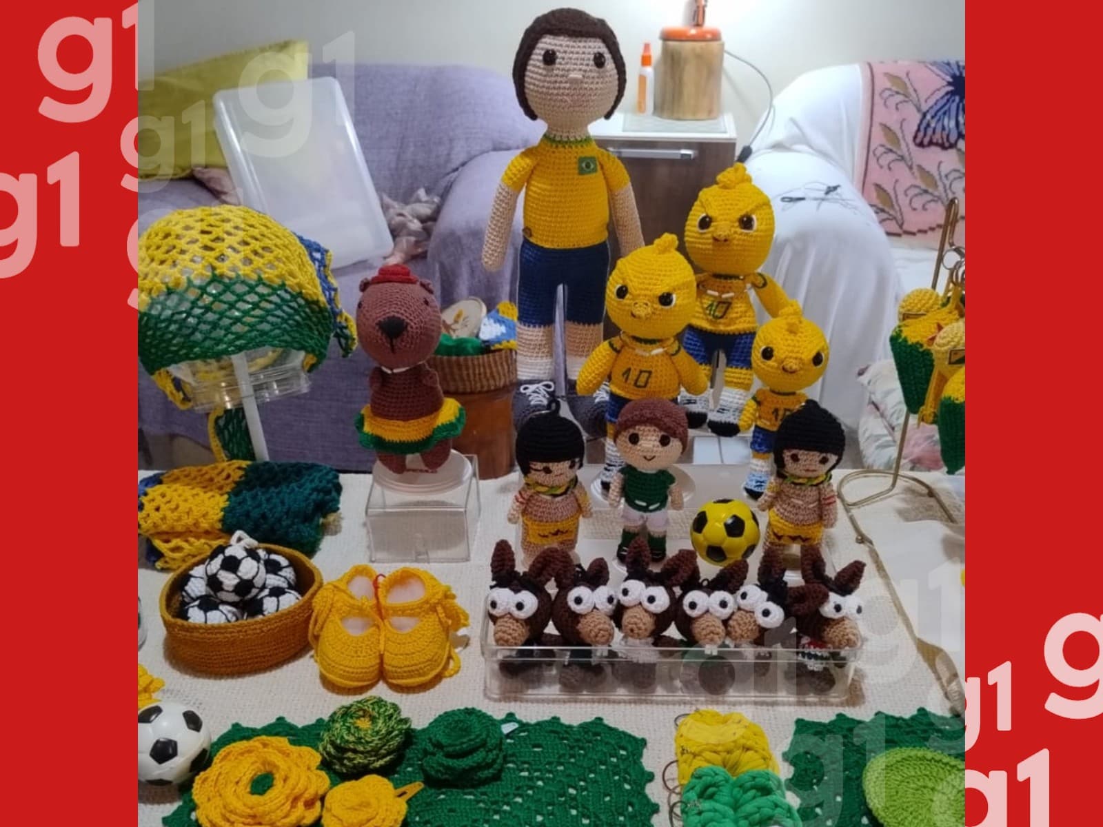 Novelos de linha verde e amarelo sobre mesa com peças de crochê prontas em Rio Branco.