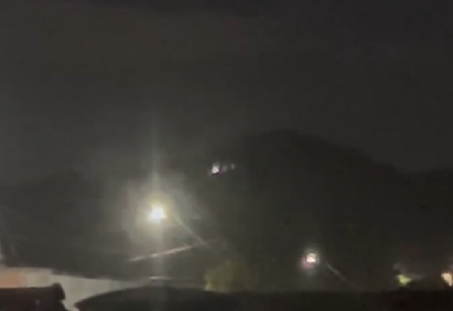 Gravação noturna mostra pontos de luz brilhantes e intermitentes sobre uma serra escura no interior do Tocantins.