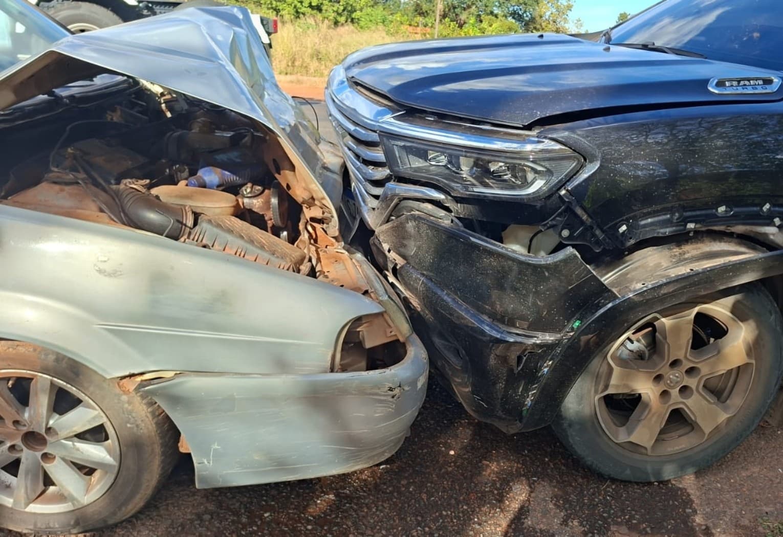 Veículos danificados na pista da BR-153 após colisão em Guaraí.
