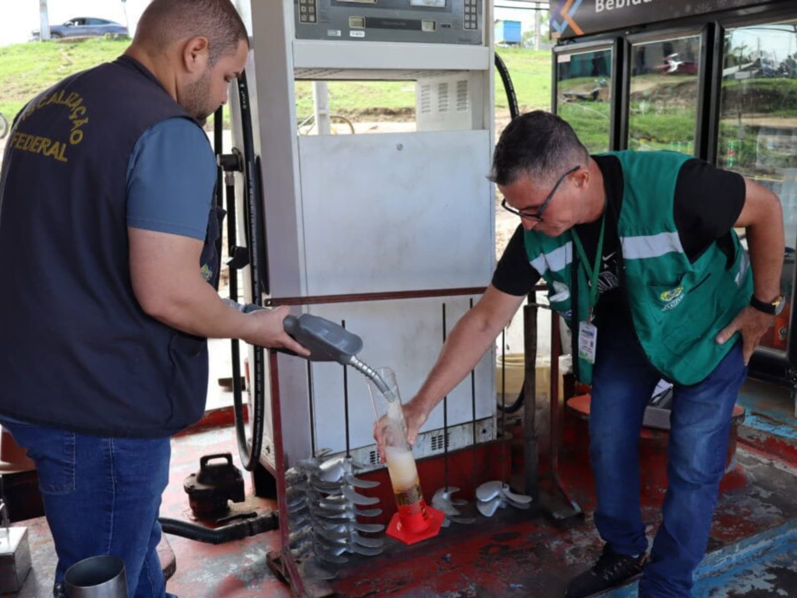 Fiscal do Procon verifica medidor de bomba de combustível em posto do Acre.