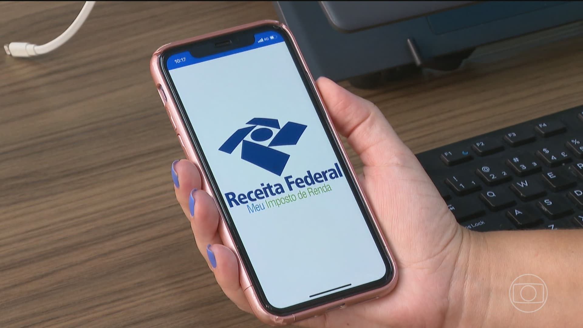 Terminal de computador exibe sistema da Receita Federal com tela de declaração do Imposto de Renda.