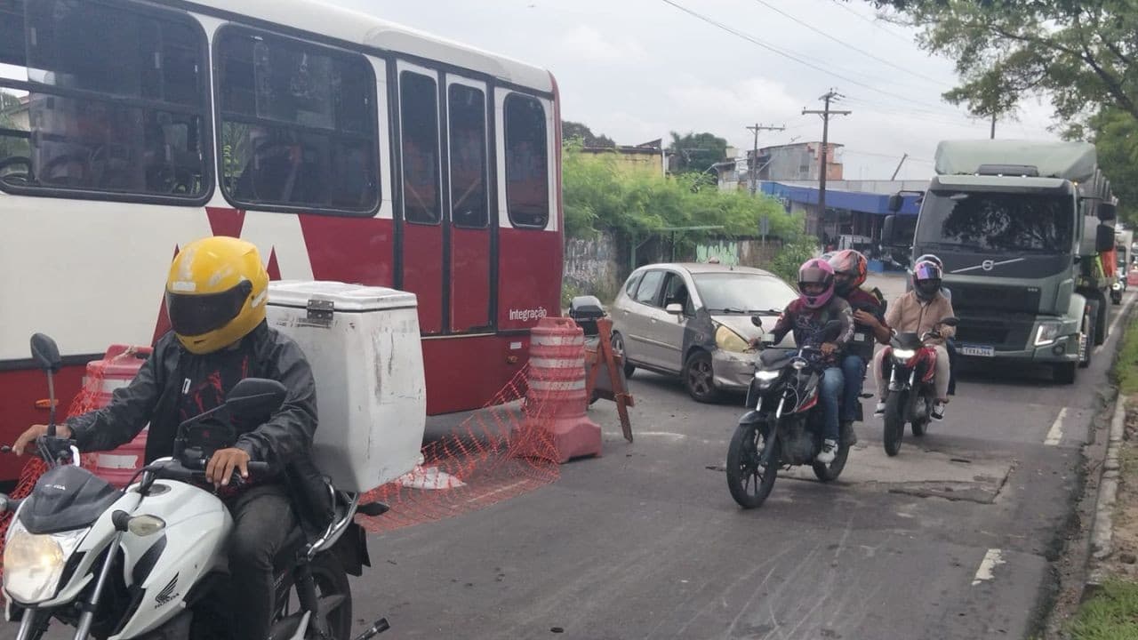 Viatura policial e ônibus parados na Avenida Cosme Ferreira após acidente no Coroado.