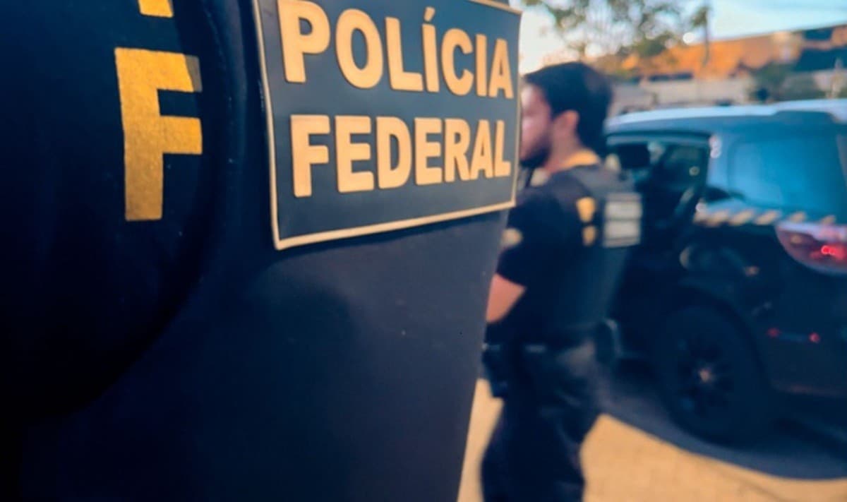 Viatura da Polícia Federal estacionada em frente a estabelecimento comercial em zona rural de Rondônia.