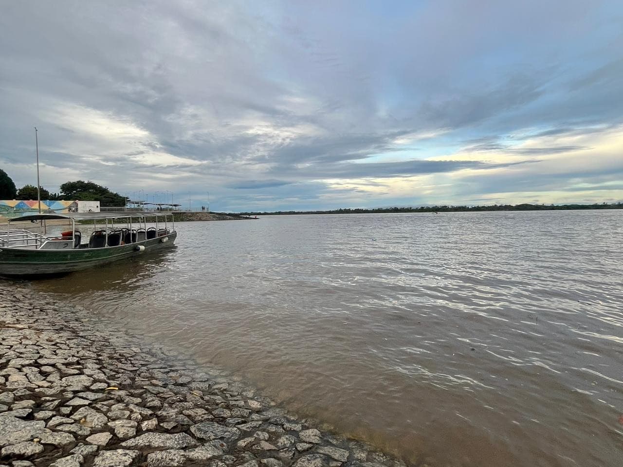 Águas do rio Branco encostam em casa ribeirinha em Caracaraí, Roraima.