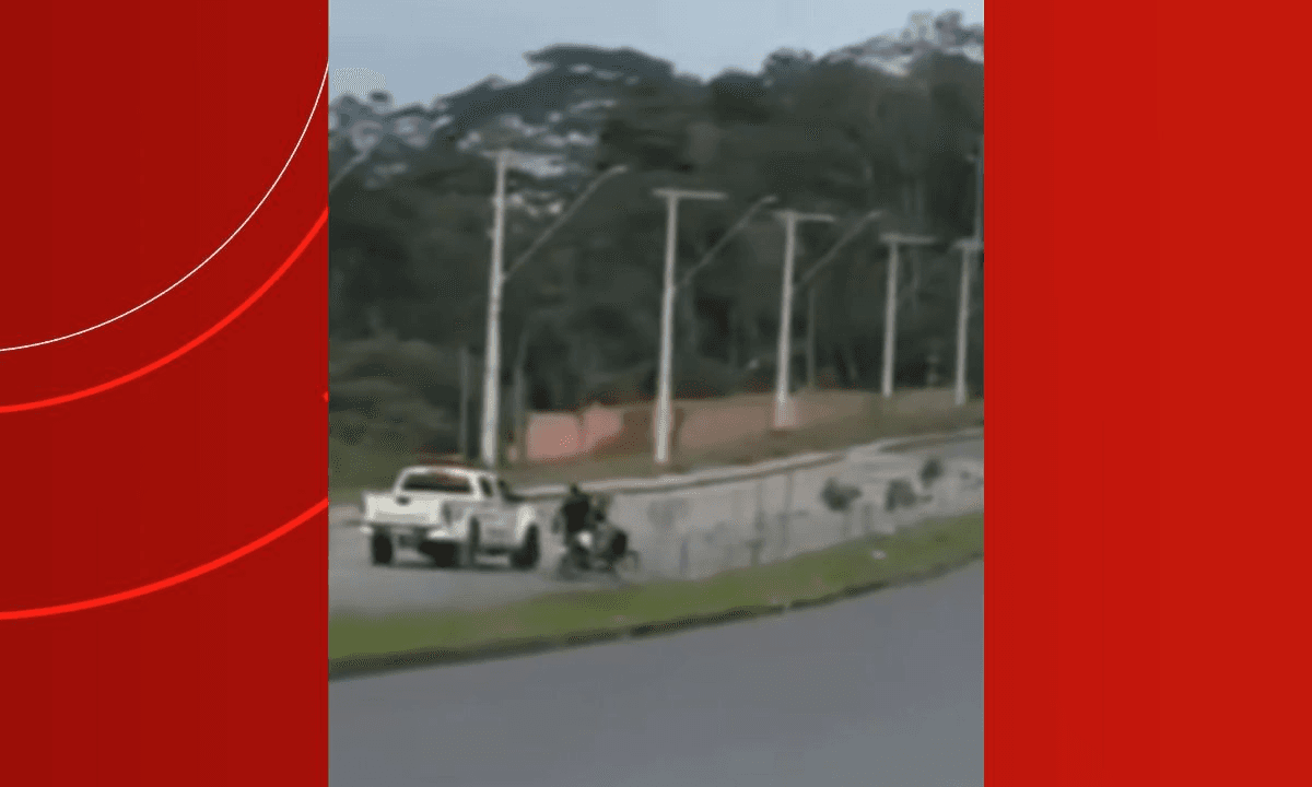 Moto caída no meio-fio da Avenida Margarita, na zona Leste de Manaus.