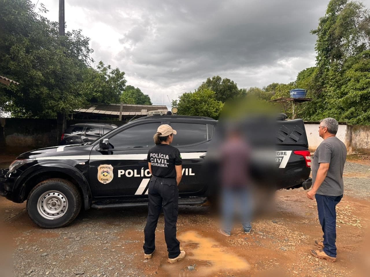Viatura da Polícia Civil estacionada em área rural na região de Alto Alegre, Roraima.
