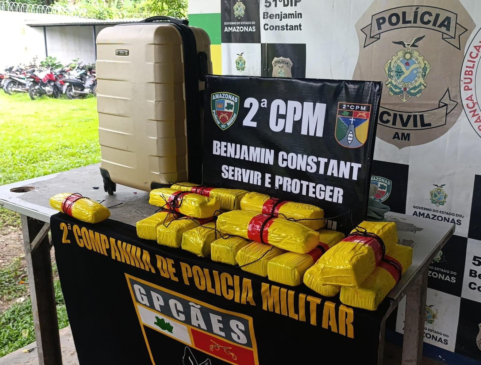 Policiais militares inspecionam bagagens em embarcação no porto de Benjamin Constant.