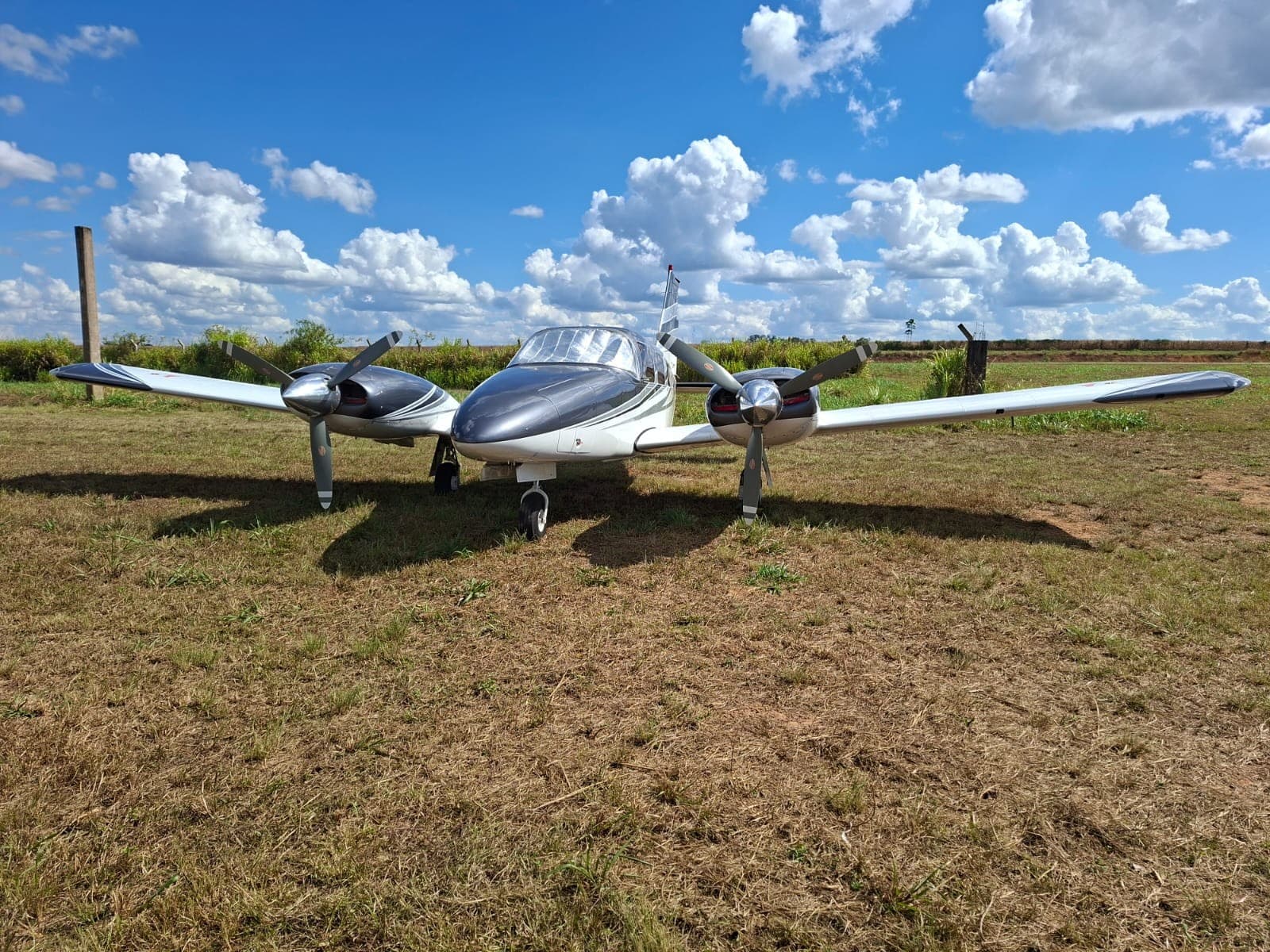 Aeronave monomotor estacionada em área pavimentada de hangar, com fuselage visível.