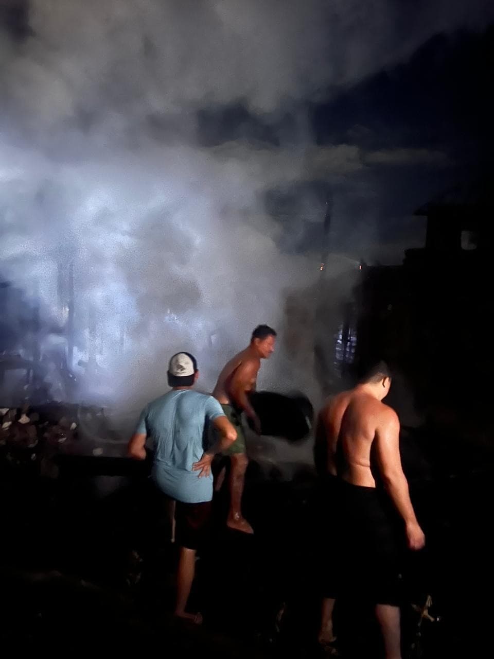 Residências destruídas pelas chamas na Rua 18 de Novembro, no Centro de São Sebastião da Boa Vista.