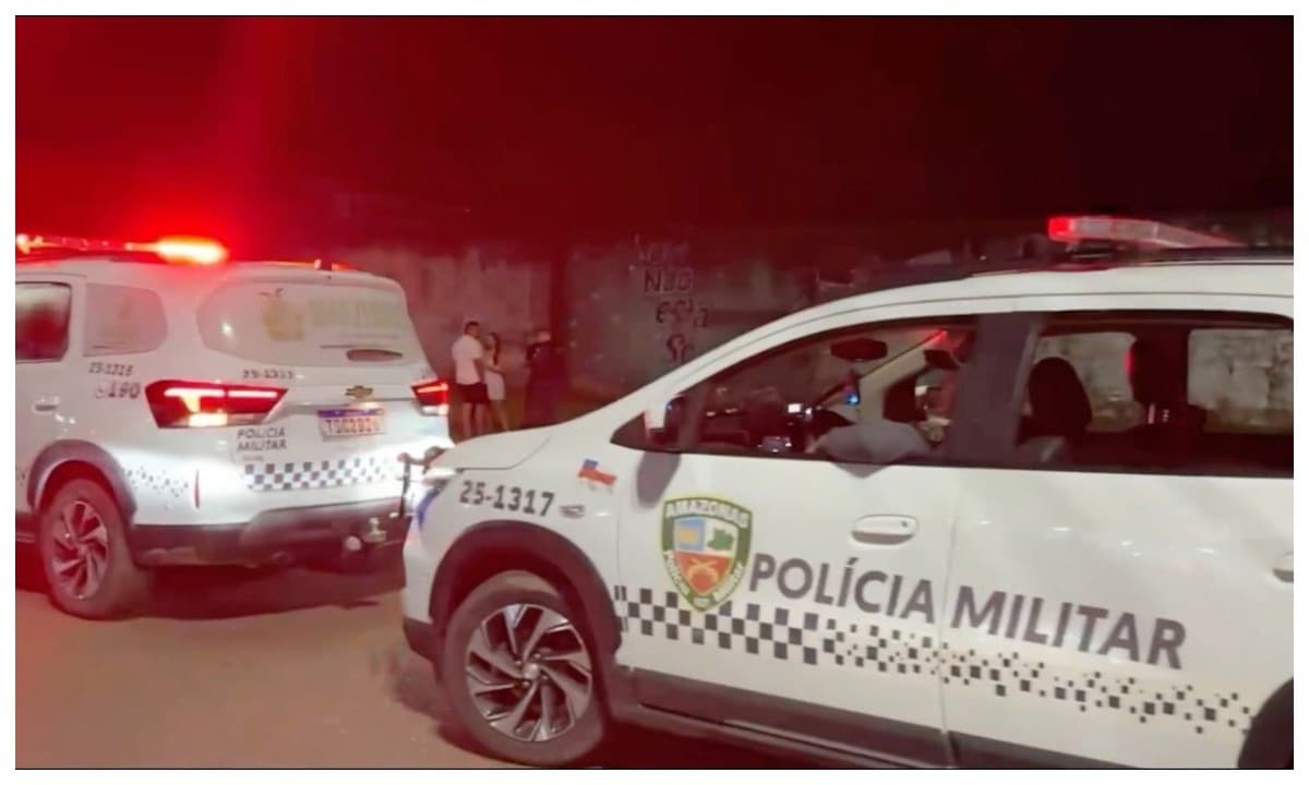 Viaturas da Polícia Militar estacionadas em área rural durante investigação.