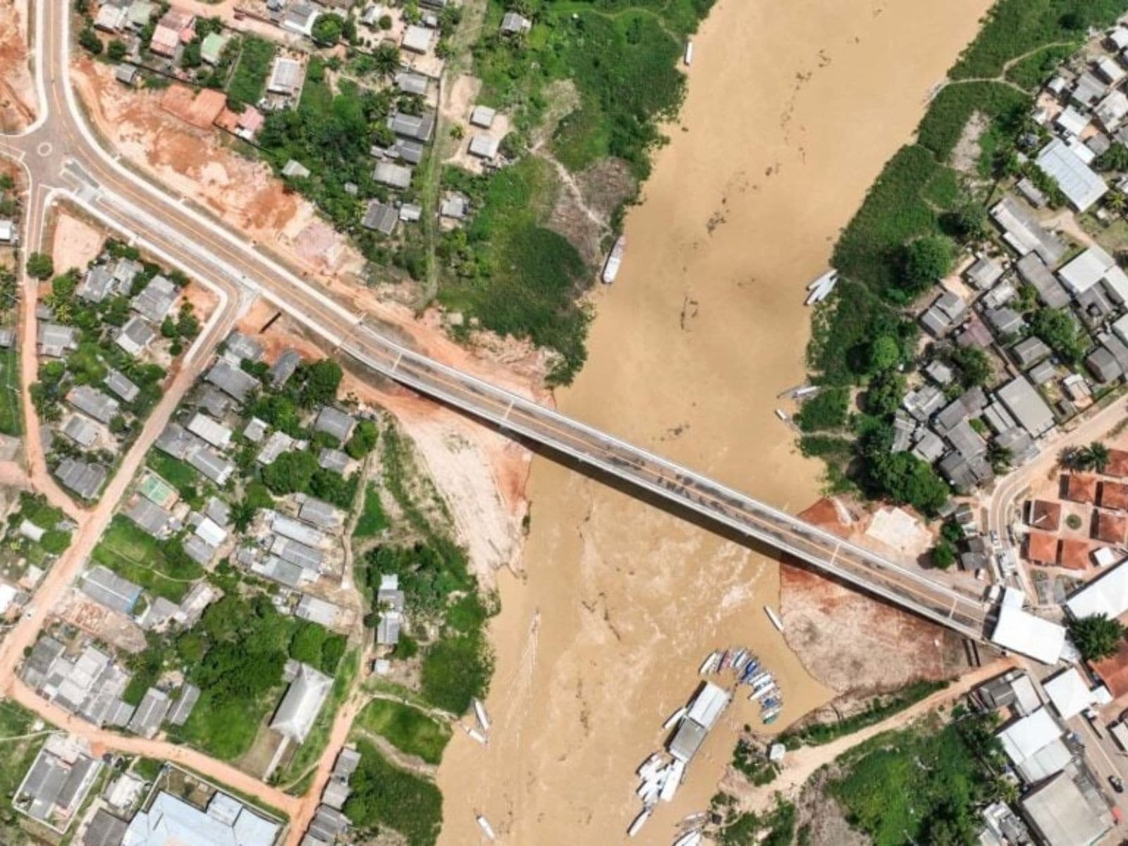 Vão na estrutura da Ponte Frei Paolino Baldassari sobre o Rio Iaco em Sena Madureira.