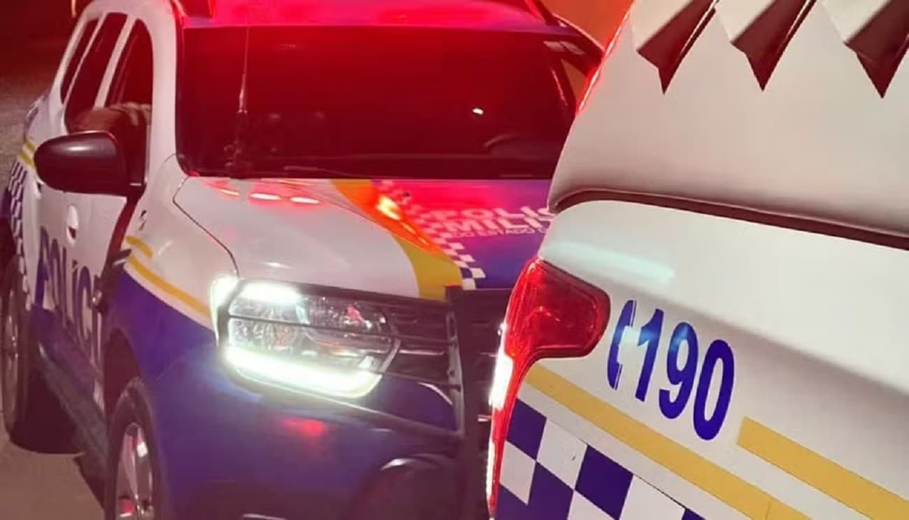 Viatura da Polícia Civil estacionada em via pública de Guaraí, no Tocantins, durante o atendimento de ocorrência na madrugada.