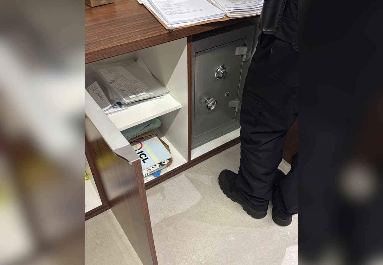Agentes da Polícia Federal durante cumprimento de mandado em operação de combate a fraudes financeiras.