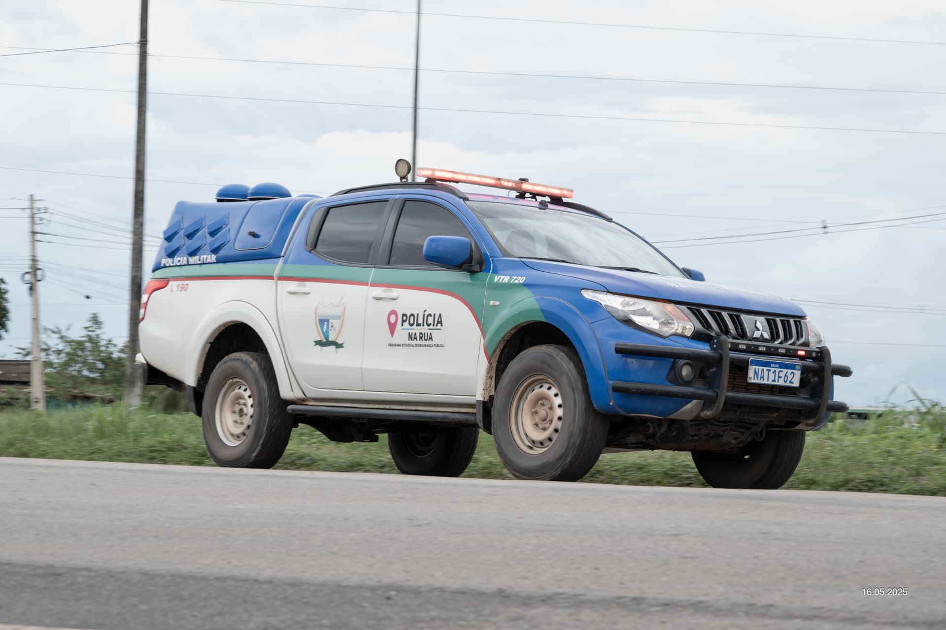 Viatura da Polícia Militar estacionada em via pública de bairro residencial em Boa Vista.