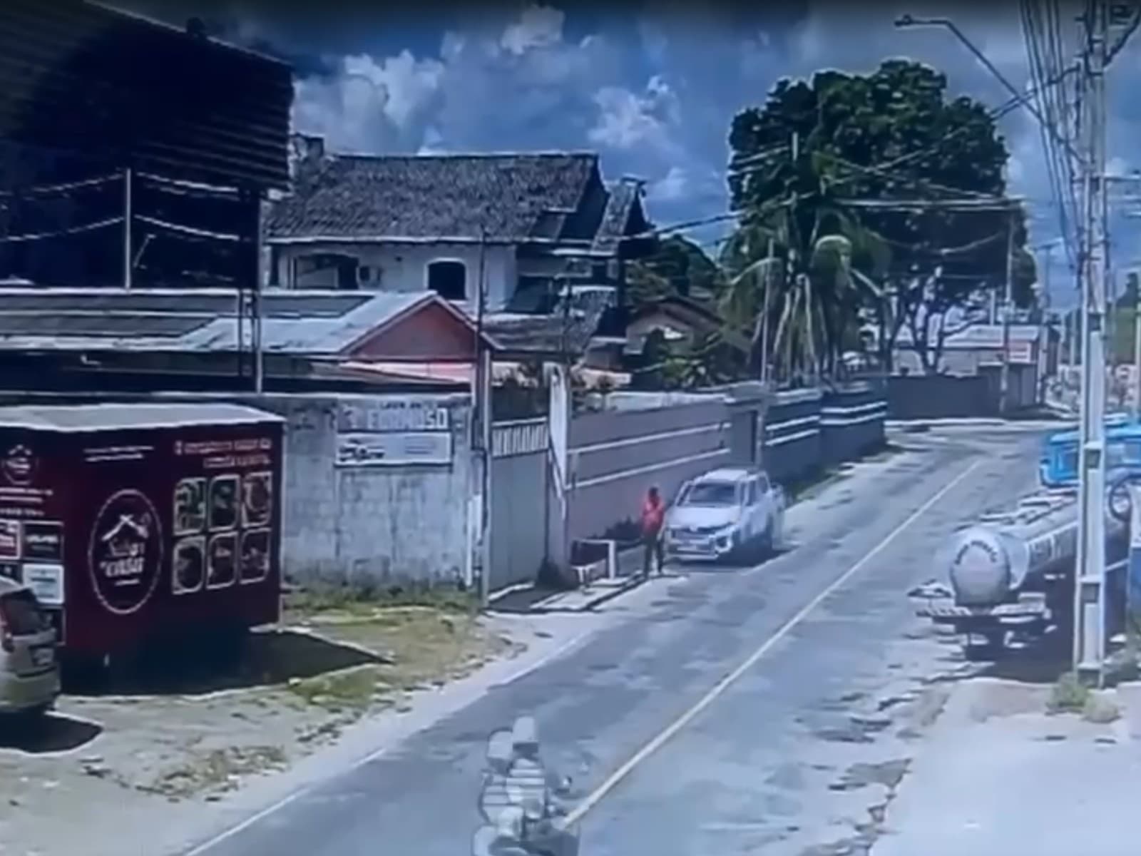 Viatura da Polícia Civil estacionada em via urbana de Cruzeiro do Sul durante investigação.