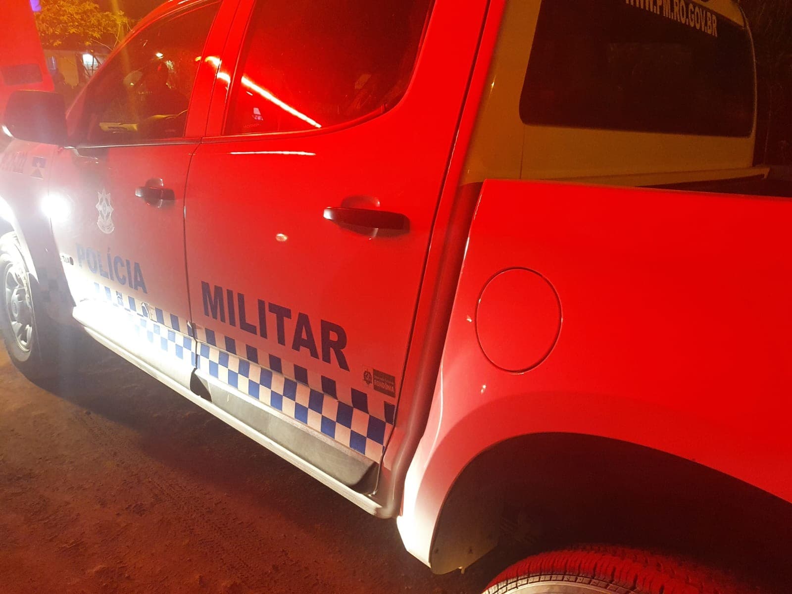 Viatura da Polícia Civil estacionada em via pública no distrito de Extrema, em Porto Velho.