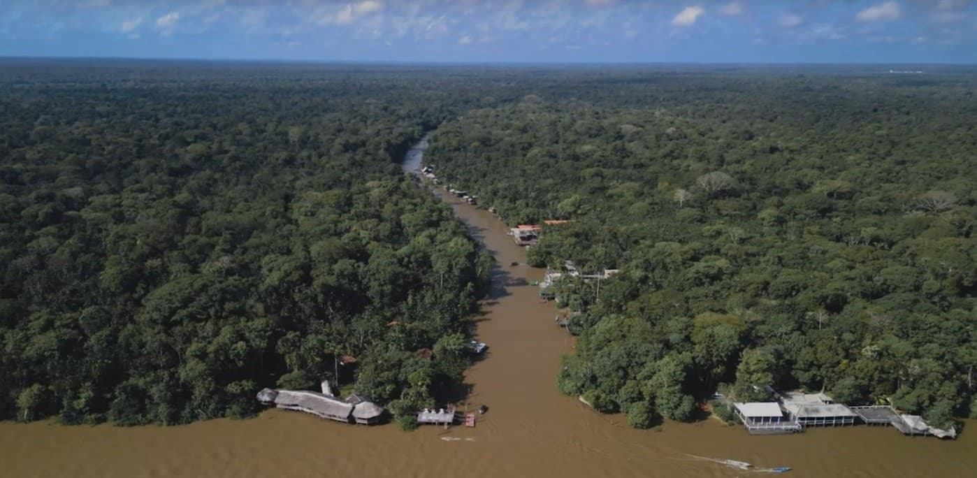 Barcos da Polícia Civil e Bombeiros navegam nas águas próximas à Ilha do Combu, em Belém.