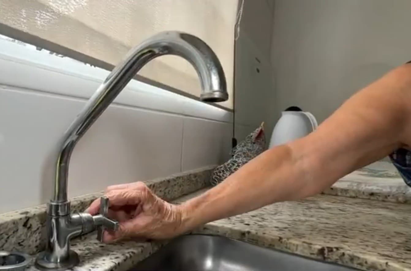 Caixa d'água vazia em residência do bairro do Marco durante dia de sol em Belém.