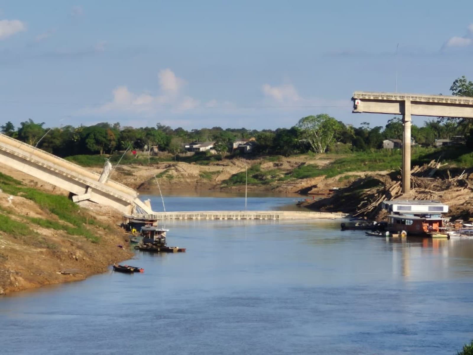 Estrutura de concreto destruída às margens do Rio Iaco em Sena Madureira.
