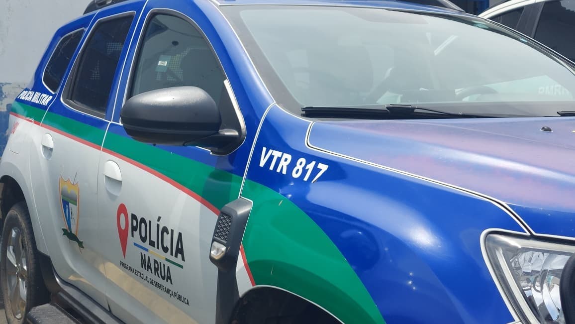 Viatura da Polícia Militar parada em rua residencial de Boa Vista.