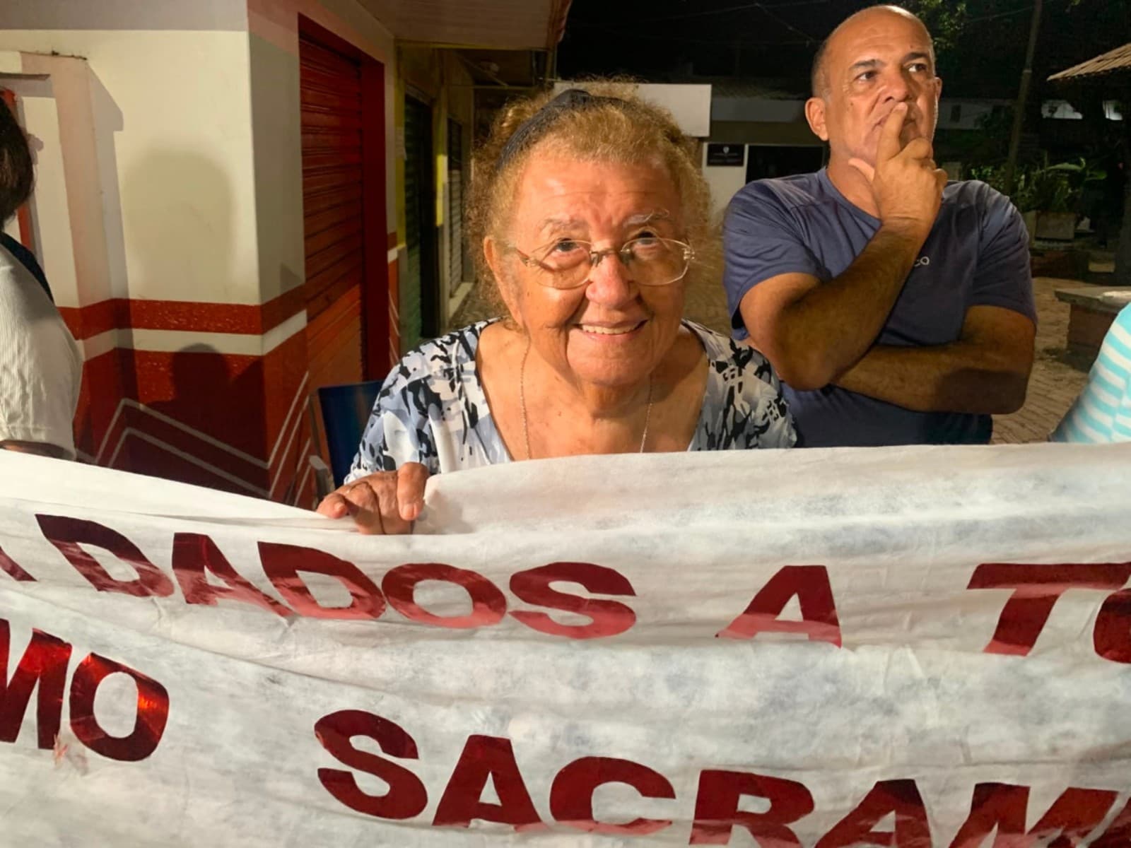 Tapetes coloridos de serragem cobrem asfalto de rua no Centro de Rio Branco.