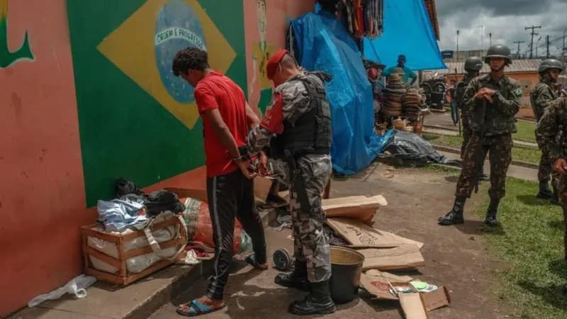 Equipe de perícia forense trabalha em área de mata na zona rural de Boa Vista durante investigação de cemitério clandestino.