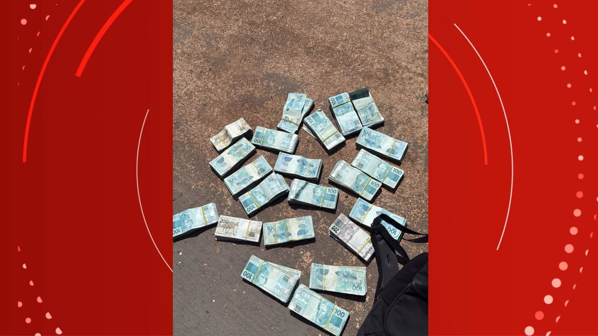 Policiais civis durante cumprimento de mandado em agência bancária em Tomé-Açu.