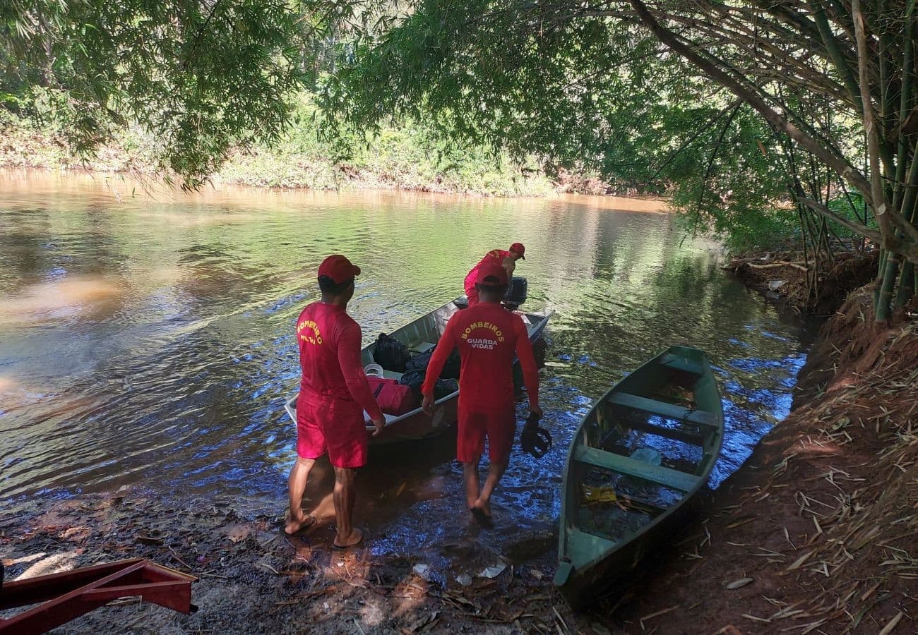 Embarcação do Corpo de Bombeiros navega pelo Rio Lontra durante buscas em Araguaína.