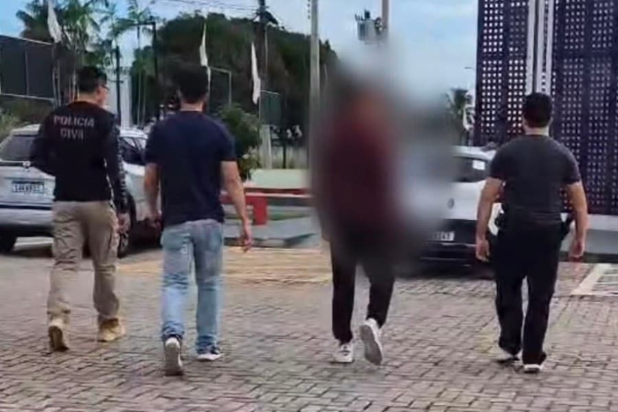 Viatura da Polícia Civil estacionada em via pública de Macapá durante diligência.