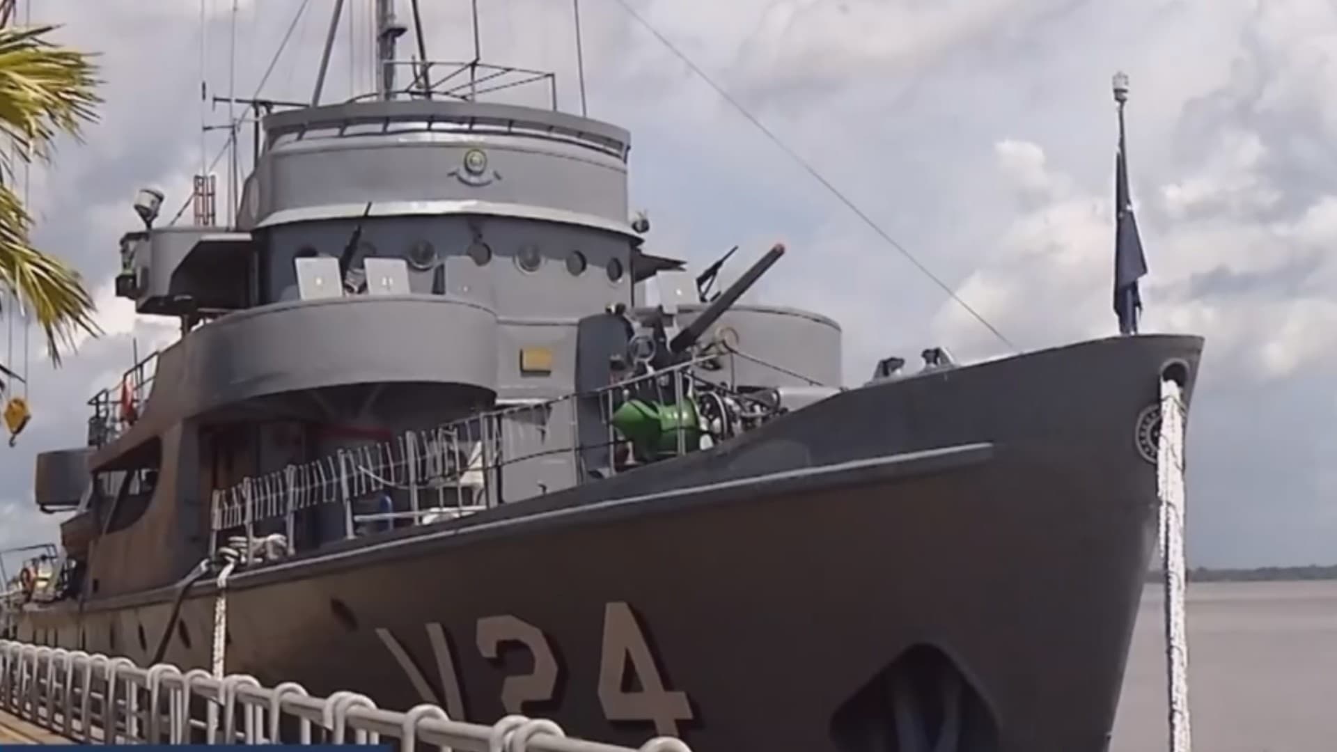 Fila de pessoas aguarda para embarcar em navio da Marinha na Estação das Docas, ao fundo a baía do Guajará.
