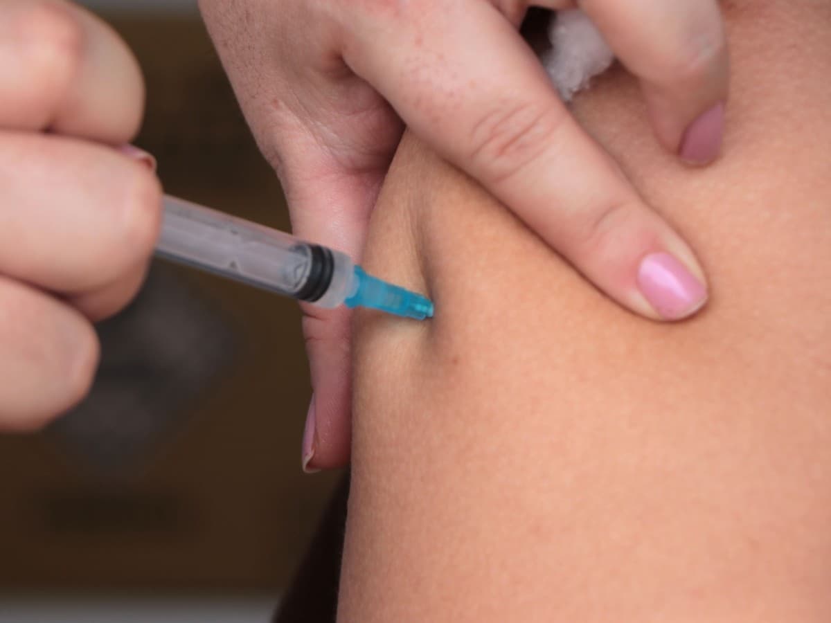 Fila de pacientes espera atendimento em posto de saúde de Macapá durante surto de gripe.