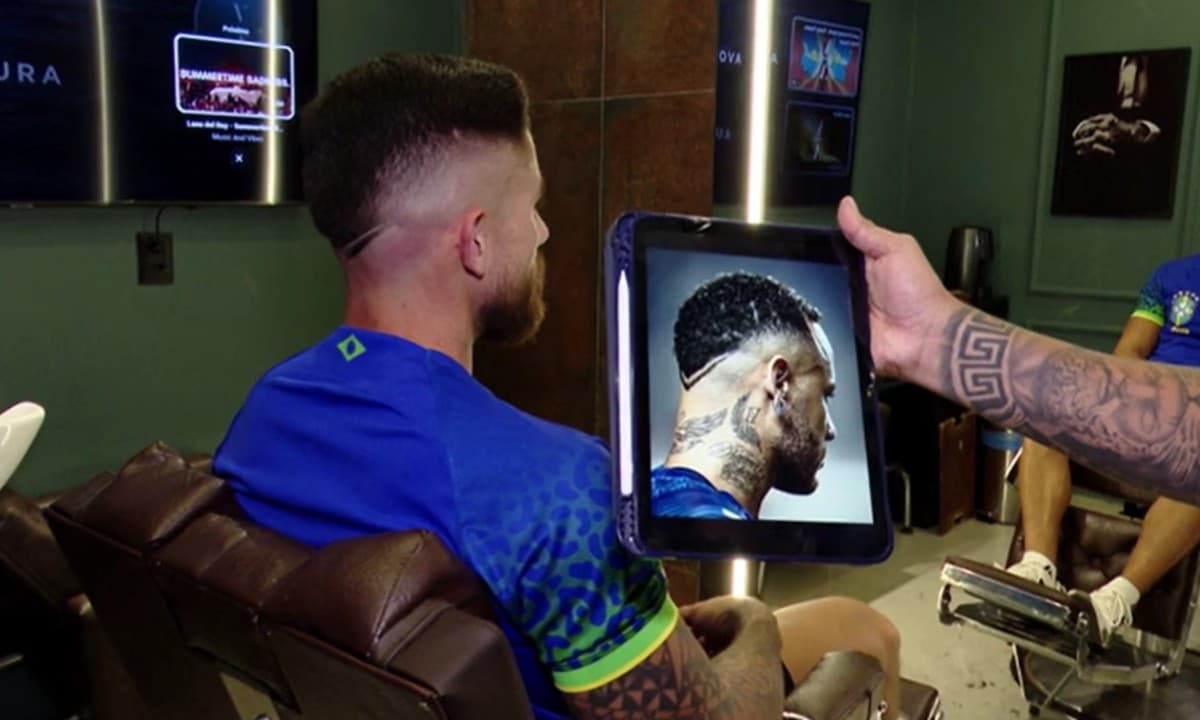 Cabeleireiro utiliza máquina para fazer corte de cabelo temático em cliente em barbearia de Manaus.