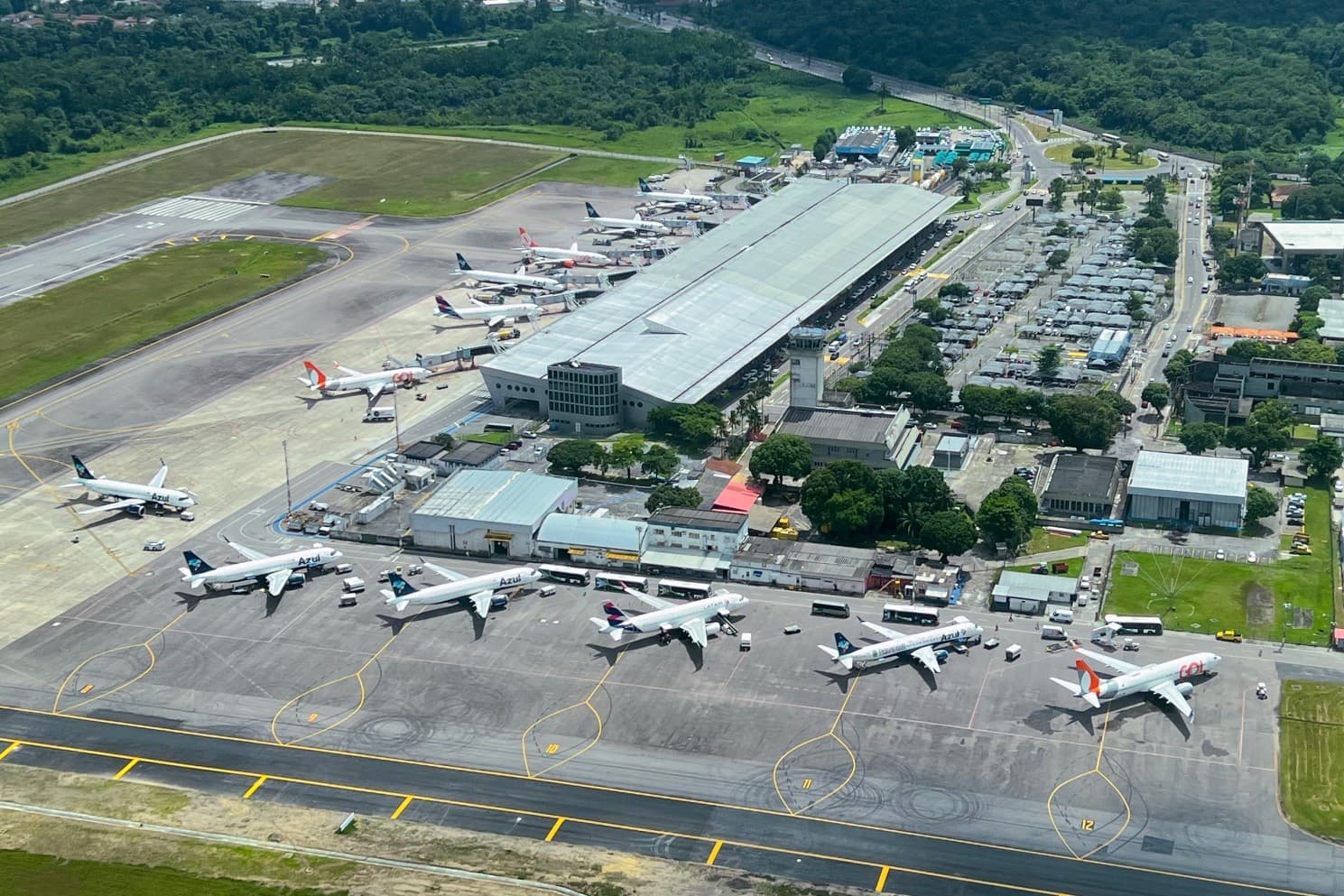 Passageiros aguardam informações em frente ao painel de voos no Aeroporto de Val-de-Cães, em Belém.