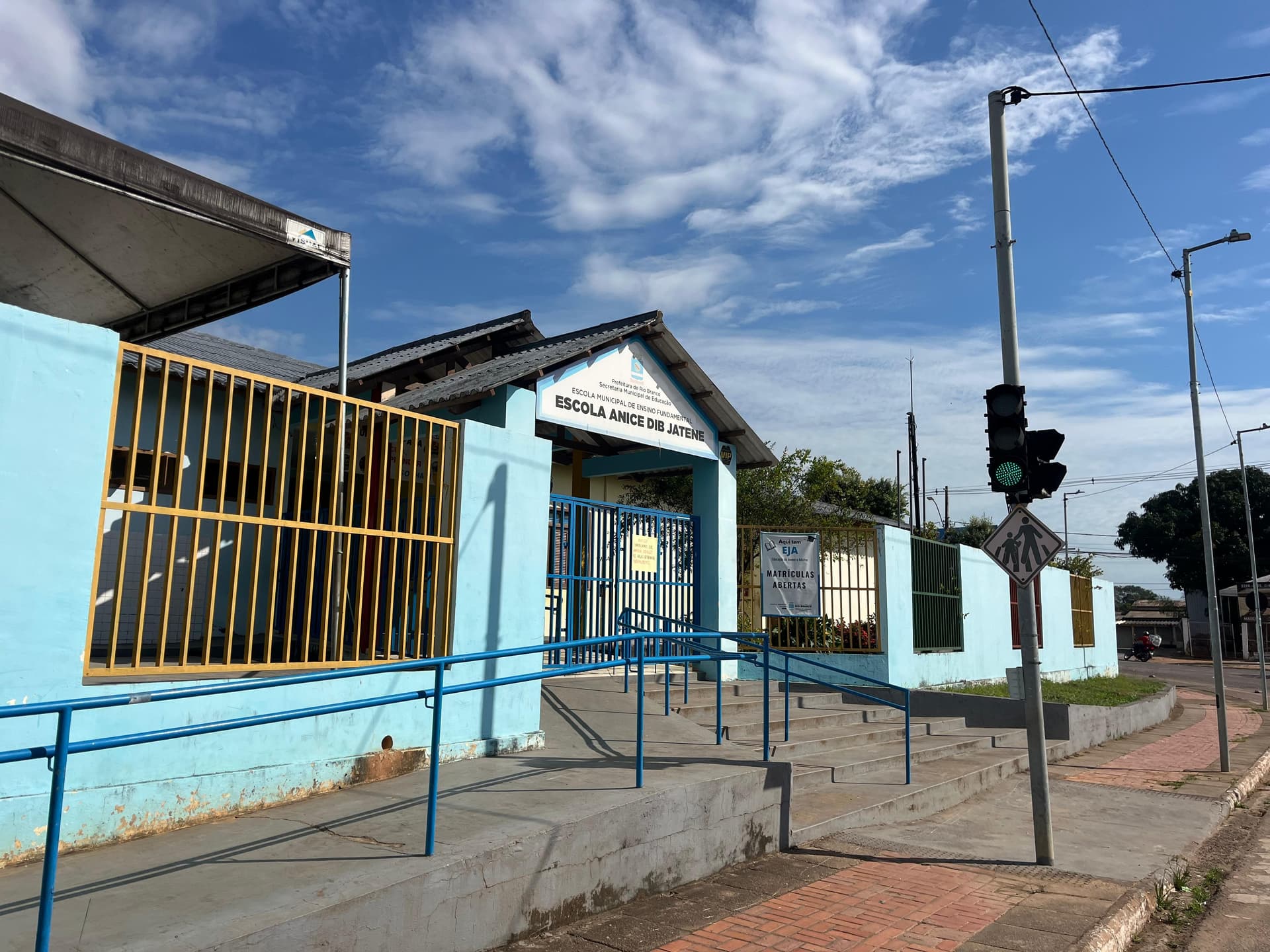 Porta de escola municipal fechada durante greve em Rio Branco.