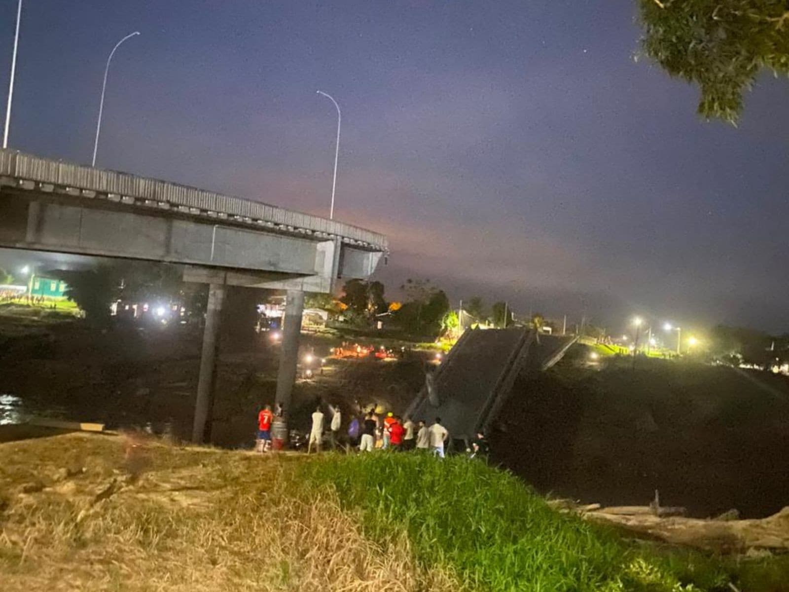 Equipes de resgate trabalham no local do desabamento de trecho de ponte em Sena Madureira.