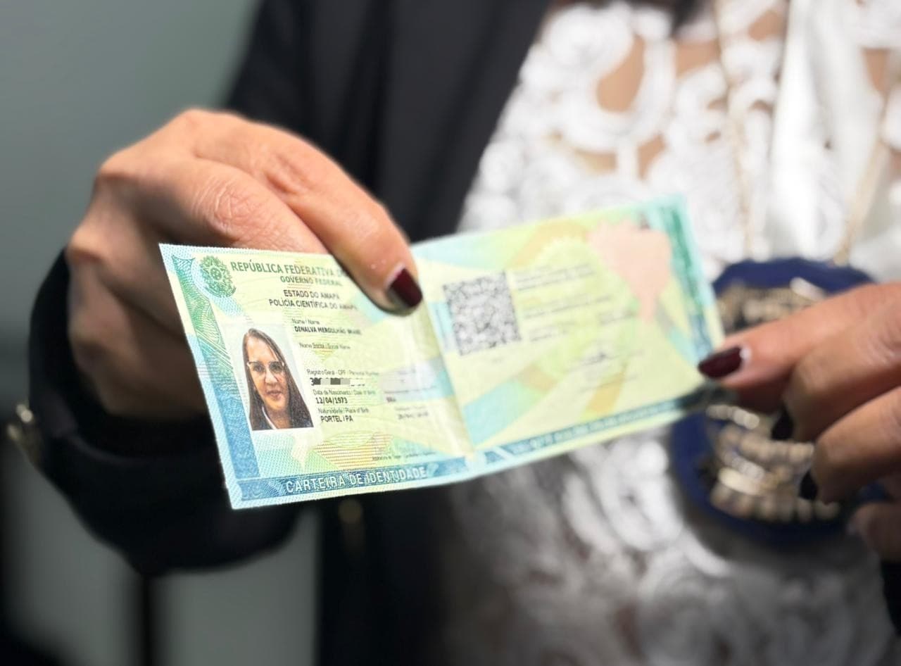 Documento de identidade nacional sobre mesa de escritório