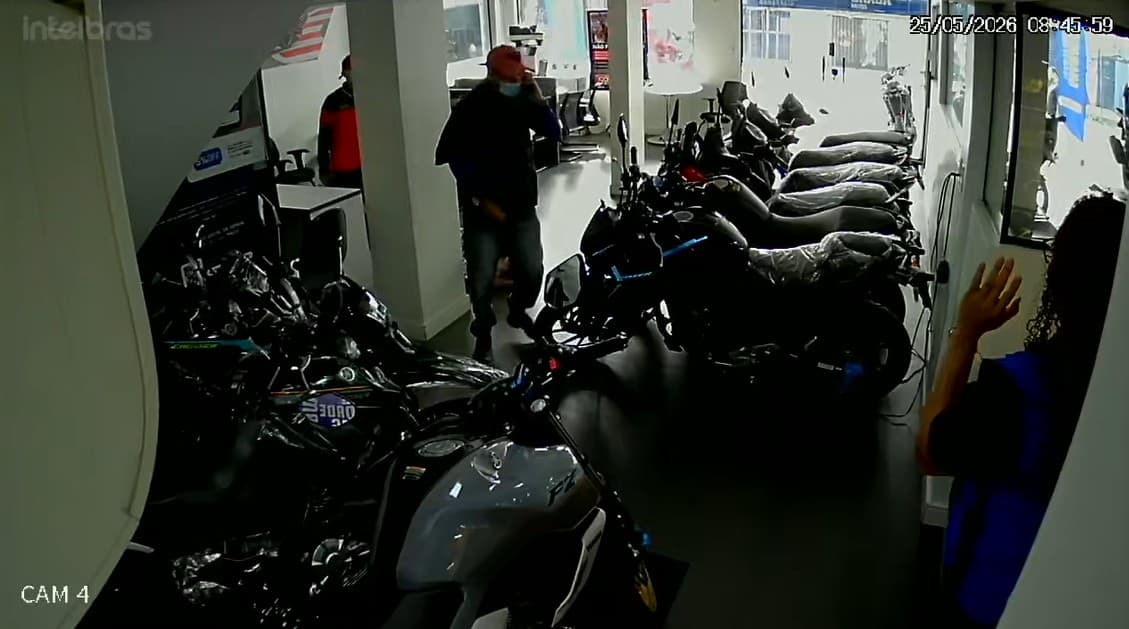 Rua movimentada no bairro Cidade de Deus com estabelecimentos comerciais.