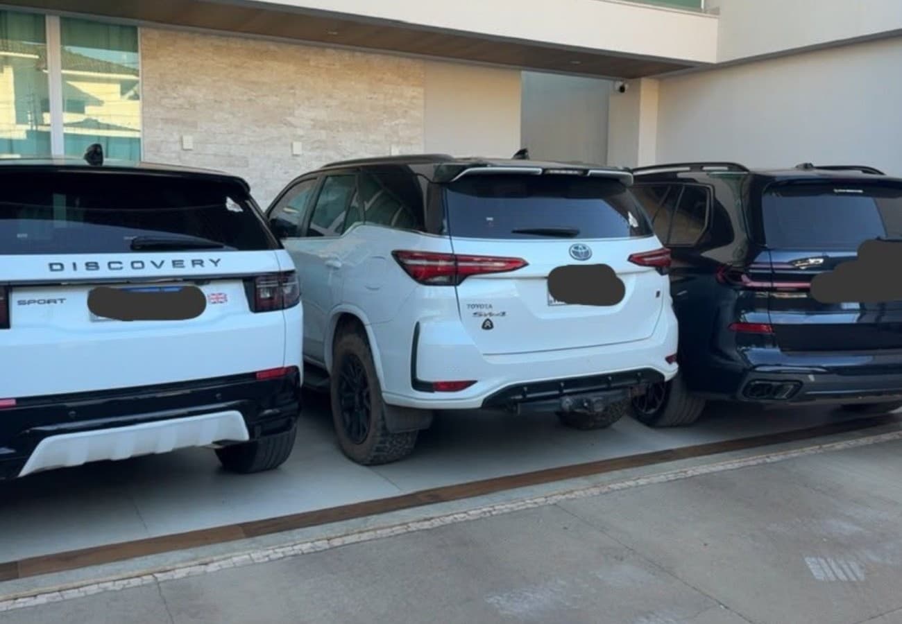 Policiais federais durante cumprimento de mandado de busca em endereço ligado à fraude.