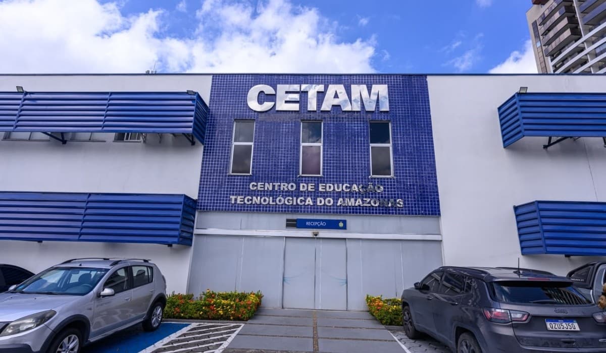 Tela de computador exibe o Portal do Candidato com lista de cursos do Cetam para o interior do Amazonas.
