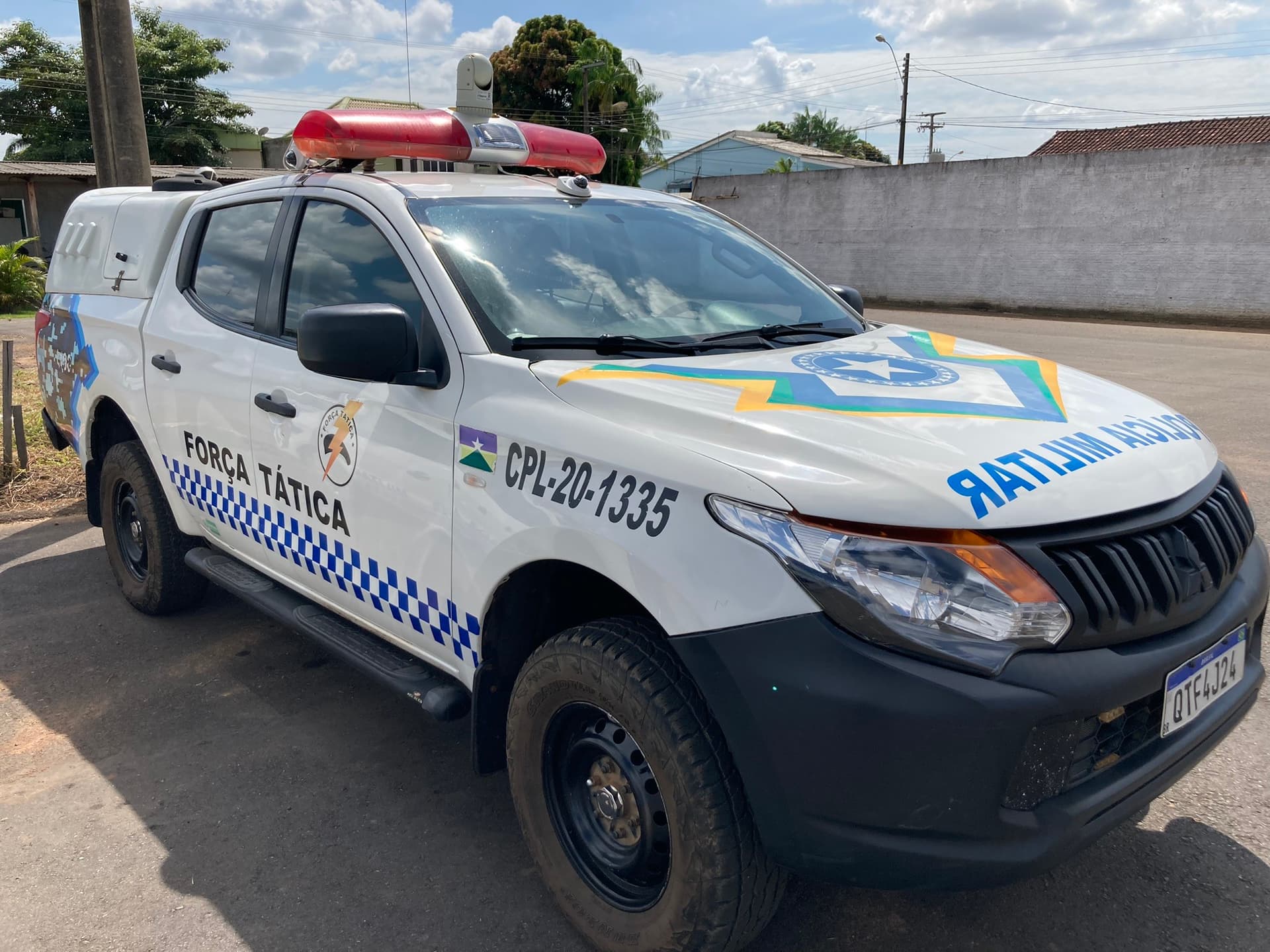 Viatura da Polícia Militar estacionada em via pública residencial em Porto Velho.