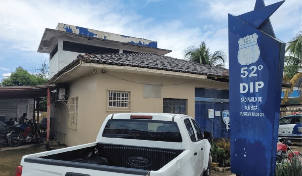 Viatura da Polícia Civil do Amazonas estacionada em via pública no interior do estado.