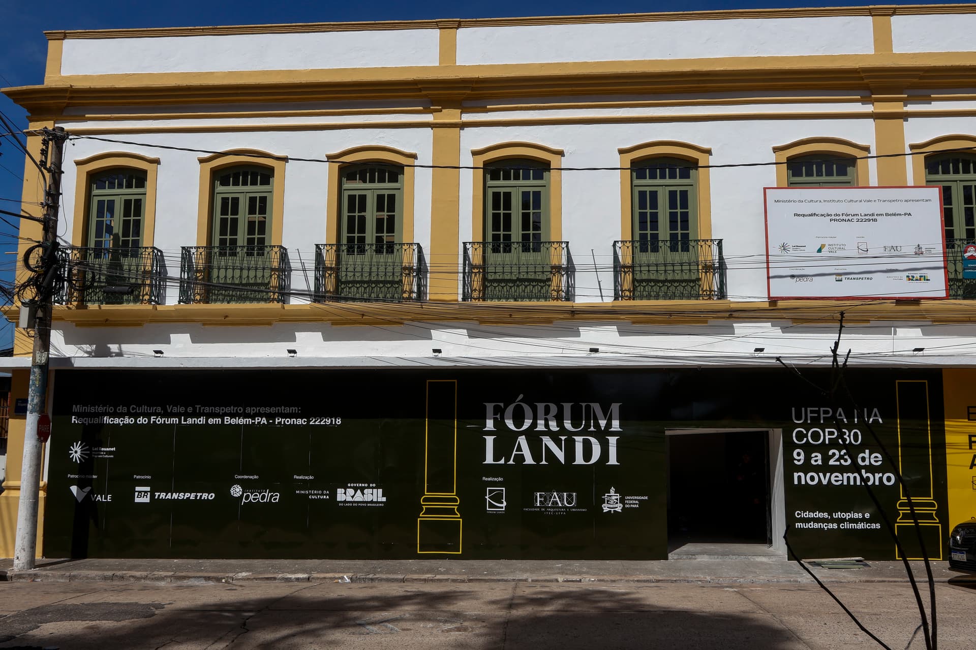 Fachada histórica do Fórum Landi na Praça do Carmo, em Belém, iluminada durante evento noturno.