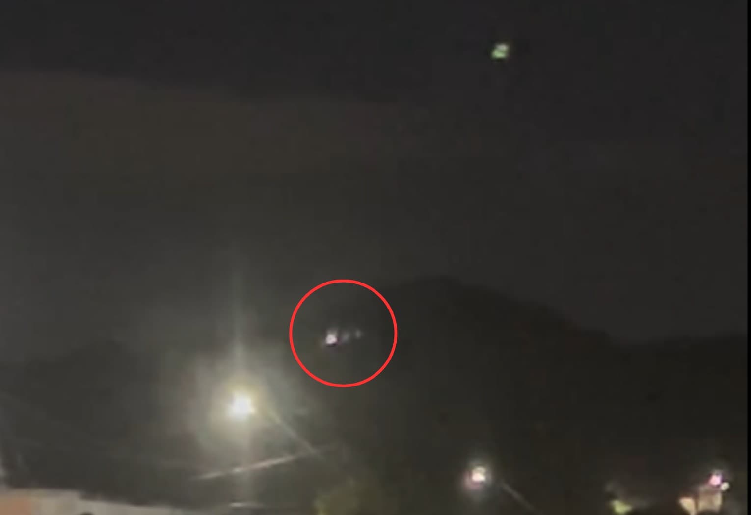 Visão noturna de serra em Xambioá com destaque para pontos de luz no horizonte.