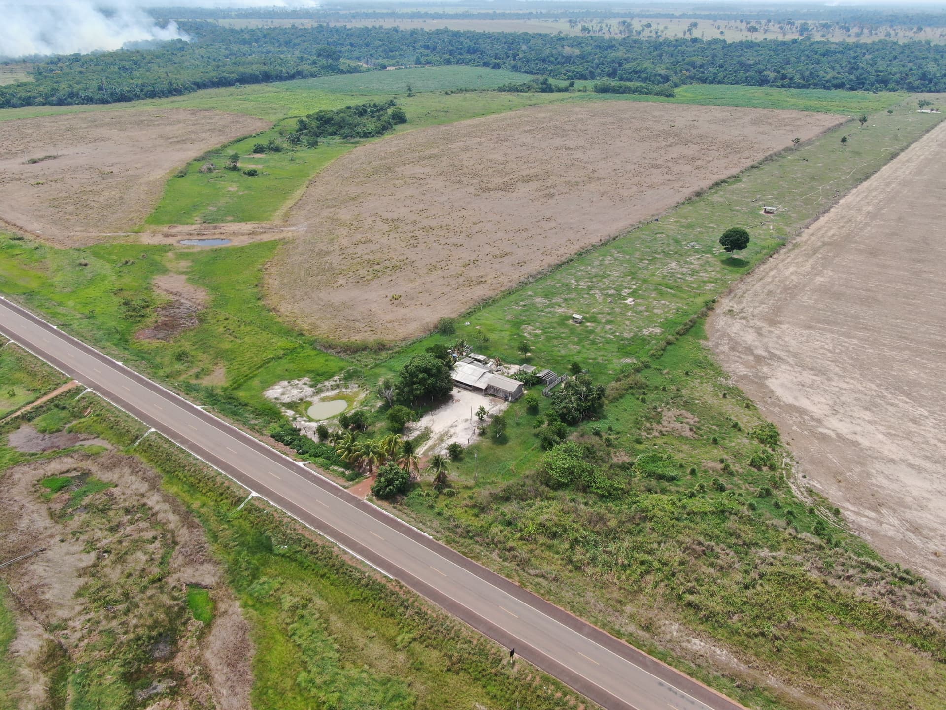 Rio Manoel Correia corre ao lado de plantação de soja em Rondônia.