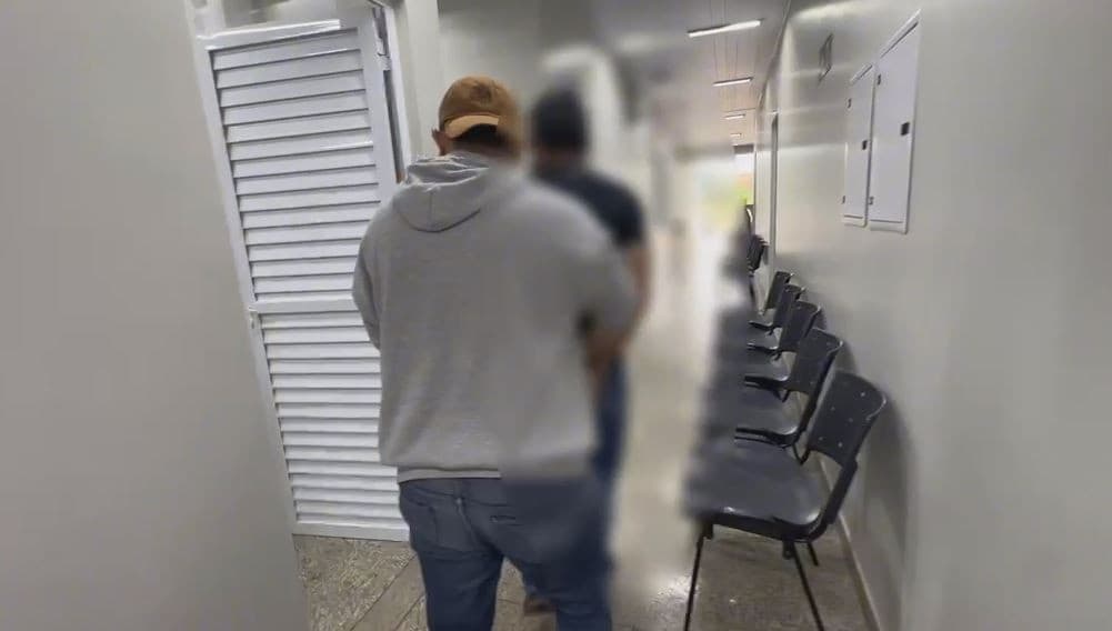 Viatura da Polícia Civil estacionada em via pública do bairro Paraíso, em Santana.