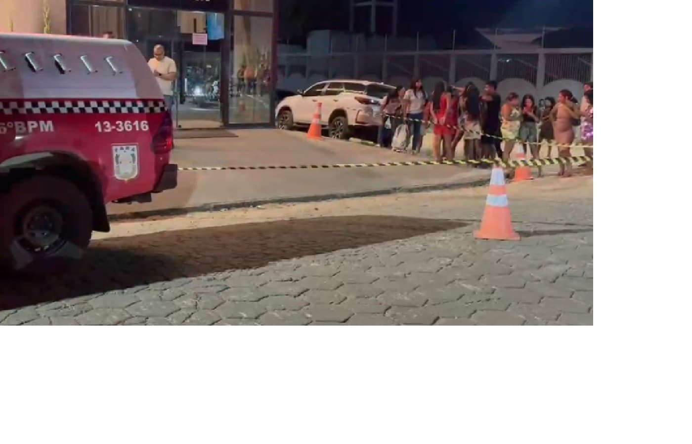 Viaturas da Polícia Militar e peritos em frente a escritório no sudeste do Pará.